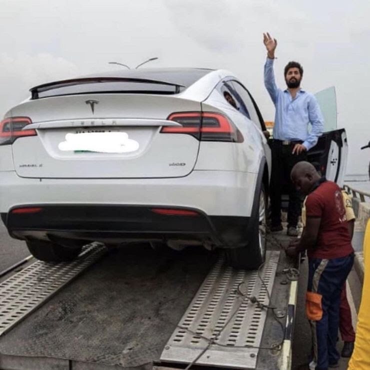 Tesla Car Runs Out Of Battery